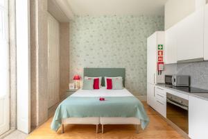 ポルトにあるInside Porto Apartments - Mouzinhoのベッドルーム1室(大型ベッド1台、赤い枕付)