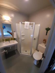 Ein Badezimmer in der Unterkunft Piha Beachstay Accommodation