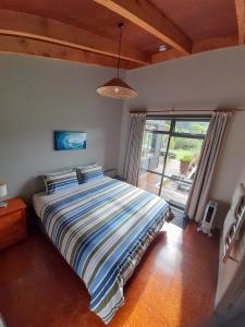 Ein Bett oder Betten in einem Zimmer der Unterkunft Piha Beachstay Accommodation