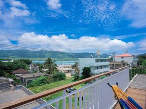 einen Balkon mit Blick auf das Wasser in der Unterkunft Lulaliya in Ishigaki-jima