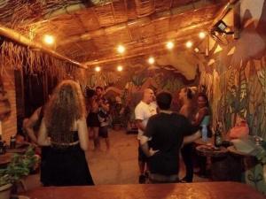 Un grupo de personas de pie en una habitación en Efferus Hostel, en Ubatuba