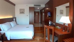 Postel nebo postele na pokoji v ubytování Oak Tree Emerald Hotel & Coventions Semarang