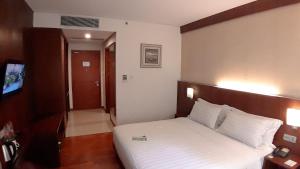 Postel nebo postele na pokoji v ubytování Oak Tree Emerald Hotel & Coventions Semarang