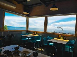 太麻里的住宿－海道民宿 ，一间带桌椅的海景餐厅
