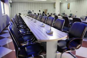 sala konferencyjna z długim stołem i krzesłami w obiekcie Room in Lodge - All Seasons Hotel - Superior Double w Owerri