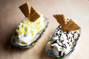twee ijsjes met wafels en ijsjes bij Top of the Town Hotel Motel in Burnie