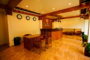 Zubis Inn Hotel的休息区