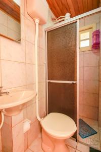 W łazience znajduje się prysznic, toaleta i umywalka. w obiekcie Pousada Albergo Dei Fiori w mieście Imbituba