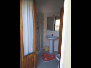 bagno con lavandino, servizi igienici e specchio di Room in BB - Quadruple room in Pineto - Relaxing holiday a Pineto