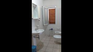 Bilik mandi di Quadruple room just steps from the sea - Ideal for a relaxing vacation