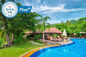 Bazén v ubytování Thiwson Beach Resort - SHA Extra Plus nebo v jeho okolí