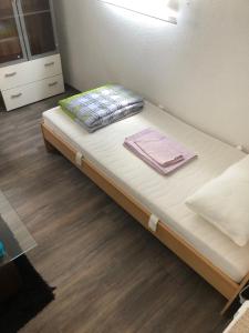a bed in a small room with a mattress at Seven’S Apartments in Löhnberg