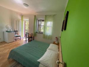 Llit o llits en una habitació de Hvar Guesthouse - Double bedroom with private bathroom