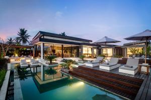 uma villa com uma piscina e uma casa em Ubud Luxury Resort em Ubud