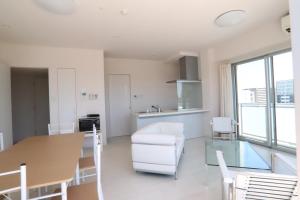 una cucina e un soggiorno con tavolo e sedie di PG Kuromon ad Osaka Altre 27 foto