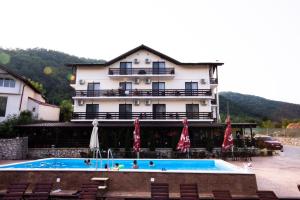 Fotografie z fotogalerie ubytování Pensiunea Mirific v destinaci Dubová + 17 fotografií