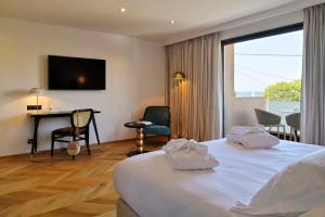Hôtel & Spa Rocabella客房内的一张或多张床位