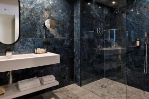Hôtel & Spa Rocabella的一间浴室