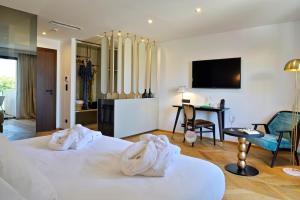 Hôtel & Spa Rocabella客房内的一张或多张床位