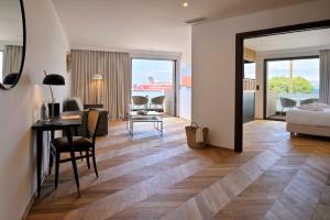 Hôtel & Spa Rocabella客房内的一张或多张床位