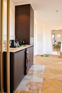 Hôtel & Spa Rocabella的厨房或小厨房
