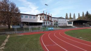 una pista de carreras frente a un edificio en Penzion Athéna - sportovní areál en Nová Včelnice
