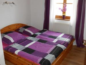Un pat sau paturi într-o cameră la Ferienwohnung Mayer