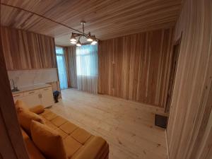 sala de estar con sofá y suelo de madera en Mtirala House, en Khala
