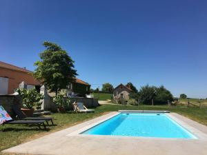 uma piscina no quintal de uma casa em Gîte Saint-André-d'Apchon, 2 pièces, 2 personnes - FR-1-496-142 em Saint-André-dʼApchon