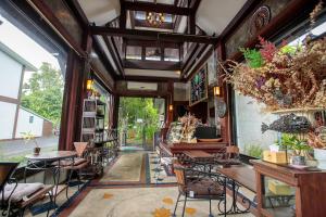 清迈Huen Jao Ban Hotel的一间有桌椅的餐厅