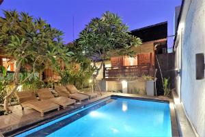 吉利阿尔Hotel and Villa B52 Gili Air的房屋旁带椅子的游泳池
