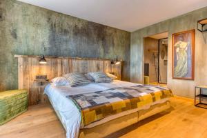 a bedroom with a large bed in a room at Gite Maison Caerdinael in Durbuy