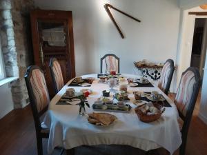 En restaurang eller annat matställe på Les chambres de Marie