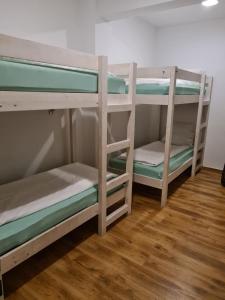 Ein Etagenbett oder Etagenbetten in einem Zimmer der Unterkunft Hotel hostel Zafir