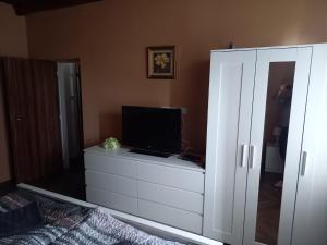 Televízia a/alebo spoločenská miestnosť v ubytovaní Apartmány na Šumavě