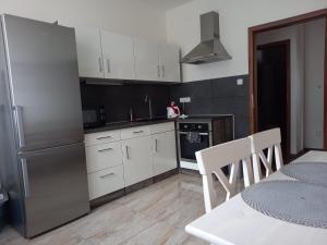 Kuchyňa alebo kuchynka v ubytovaní Apartmány na Šumavě