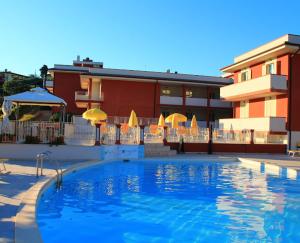 une grande piscine en face d'un hôtel dans l'établissement Appartamento IL POGGIO, à Tortoreto Alto