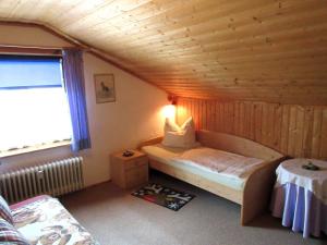 Kleines Zimmer mit einem Bett im Dachgeschoss in der Unterkunft Ferienwohnung Spitzer in Waging am See