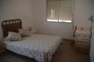 A bed or beds in a room at CHALET CON PISCINA A 1 KILOMETRO DE LA PLAYA CARTAGENA