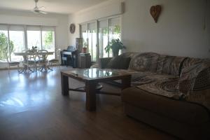 A seating area at CHALET CON PISCINA A 1 KILOMETRO DE LA PLAYA CARTAGENA