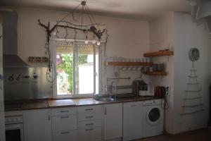 A kitchen or kitchenette at CHALET CON PISCINA A 1 KILOMETRO DE LA PLAYA CARTAGENA