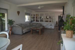 A seating area at CHALET CON PISCINA A 1 KILOMETRO DE LA PLAYA CARTAGENA