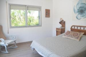 A bed or beds in a room at CHALET CON PISCINA A 1 KILOMETRO DE LA PLAYA CARTAGENA