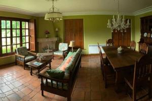 un soggiorno con tavolo e una sala da pranzo di Casa Las Lindes Valle de Cabuerniga , Cantabria a Cabuérniga