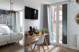 sypialnia z łóżkiem i biurkiem ze stołem w obiekcie Bilbao Art Lodge Staynnapartments w mieście Bilbao +37 zdjęć