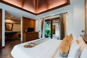 Телевизор и/или развлекательный центр в Railay Village Resort