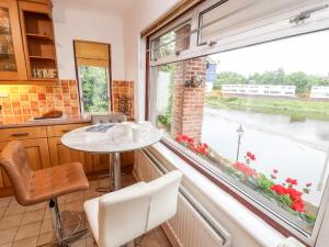 uma cozinha com uma mesa e uma grande janela em Dee Heights Penthouse em Chester