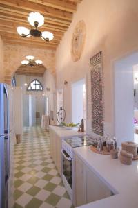 Cucina o angolo cottura di Four Hearts - Acre's Sea Side Suite