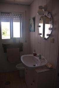 A bathroom at CHALET CON PISCINA A 1 KILOMETRO DE LA PLAYA CARTAGENA
