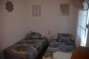 A bed or beds in a room at CHALET CON PISCINA A 1 KILOMETRO DE LA PLAYA CARTAGENA
